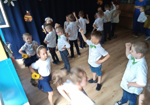 Dzieci tańcza Lasowiaka